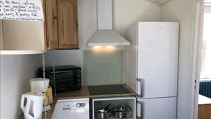 A compact kitchenette with a microwave, kettle, and small refrigerator. - Appartement 8/10 Personnes Face à la mer (Barbâtre)