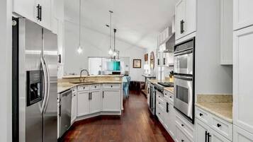 Jääkaappi, mikroaaltouuni, uuni, liesi