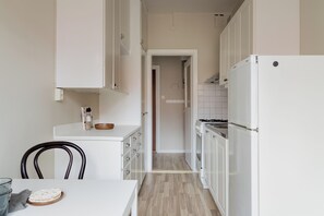 Fridge, microwave, oven, stovetop - Cozy one room apartment in Stockholm (Stockholm)