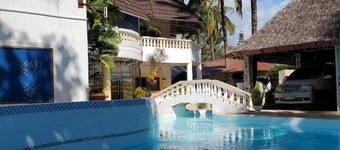 4 Bed Villa - Sleeps 8 - Pool - Garden - Parking