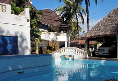4 Bed Villa - Sleeps 8 - Pool - Garden - Parking