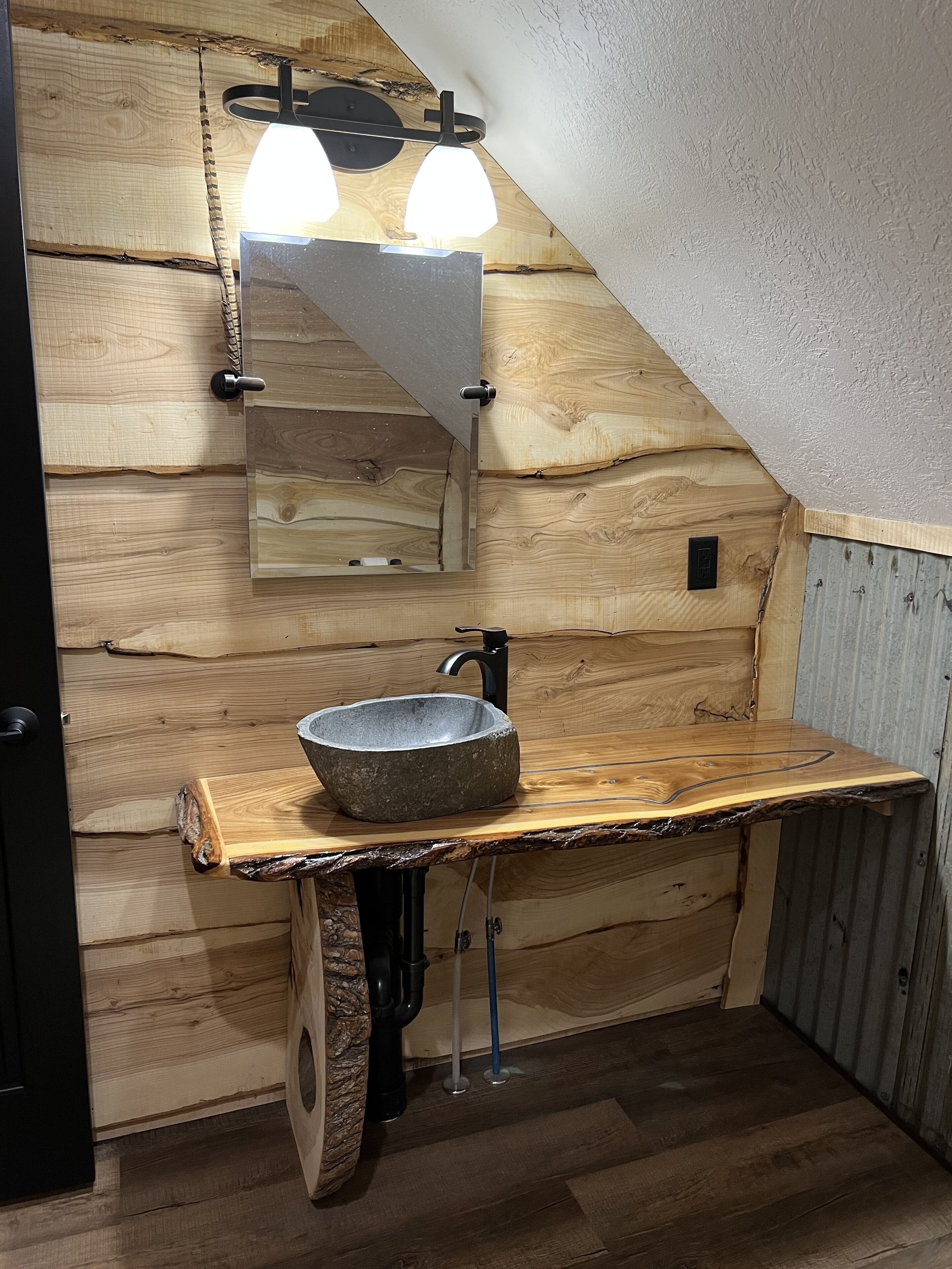 Regadera, toallas, jabón, papel de baño 