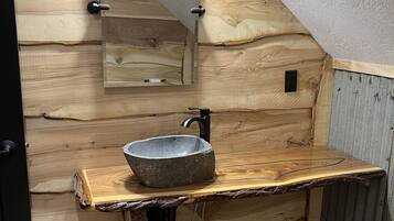 Een douche, handdoeken, zeep, toiletpapier