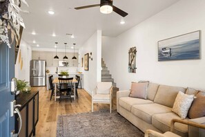 公寓客房, 3 間臥室 | 起居區 | 36-吋智慧型電視、數位頻道、電視、串流服務