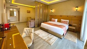 A hotel room with a large bed, a desk, a chair, and a nightstand. - Z Hotel Meknes (Majjate)