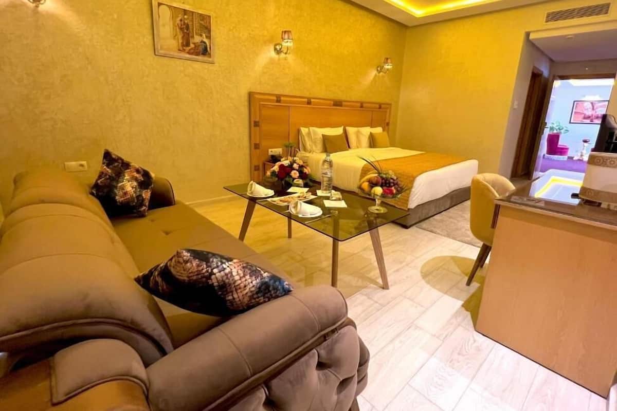 Minibar, soundproofing, free WiFi, bed sheets
