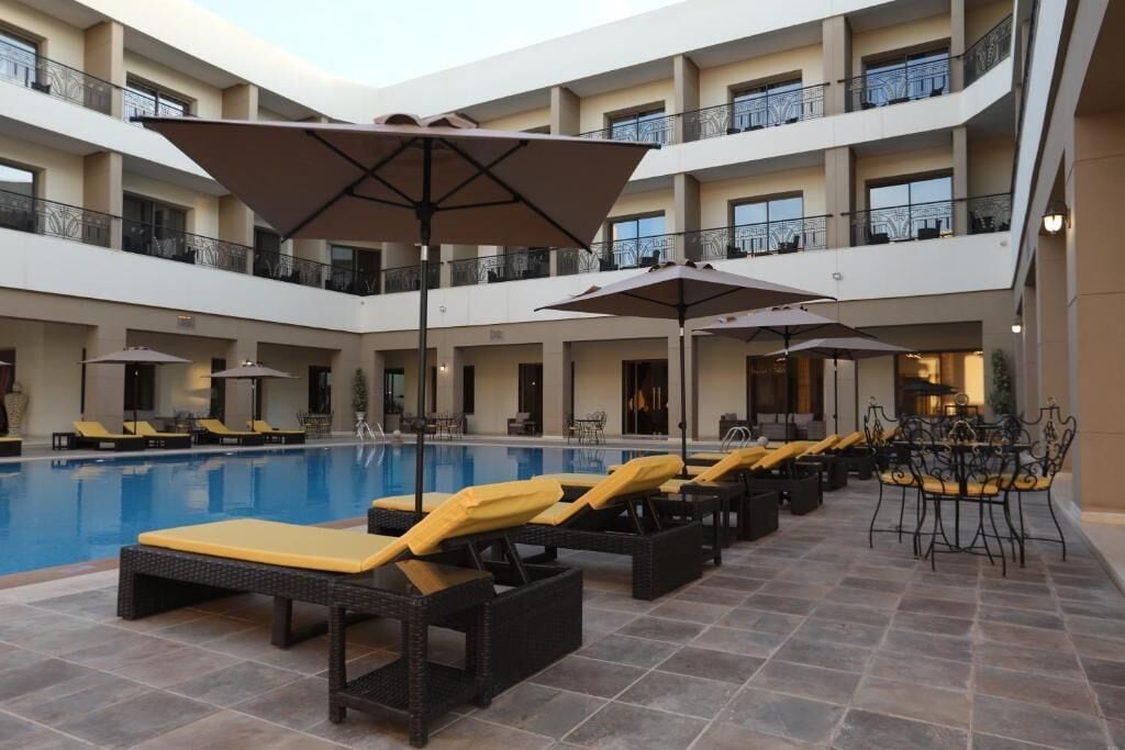 Piscine extérieure, chaises longues