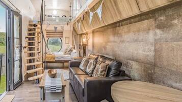 2 bedrooms, travel crib, free WiFi, bed sheets