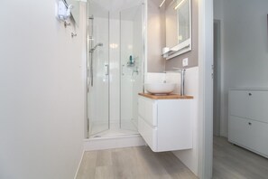 Dusche, Haartrockner, Toilettenpapier