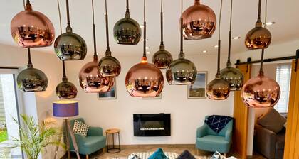 Stylish, Dog Friendly Coastal Bungalow with garden