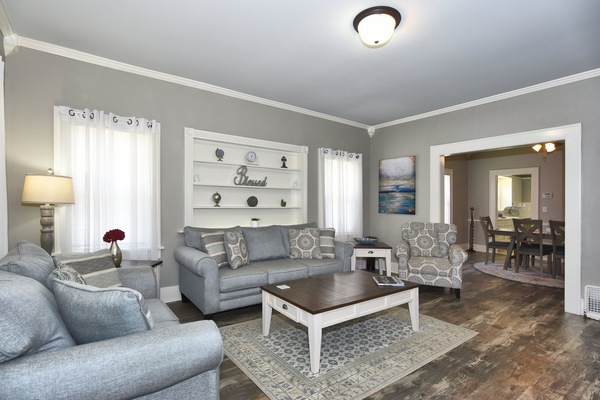 Een smart-tv, boeken en een kantoor