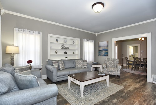 *Entire Home-Cherry St.-Dining-Shopping-Nightlife*