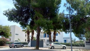 Unclassified image, 4 of 32, button - Kinetious Nisous Stylish Apt, Pool, near the Beach (Kineta)