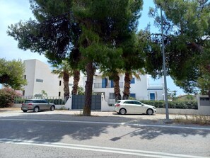 Exterior - Kinetious Nisous Stylish Apt, Pool, near the Beach (Kineta)