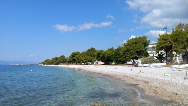 A beach with clear water, pebbles, and trees. - Kinetious Nisous Stylish Apt, Pool, near the Beach (Kineta)