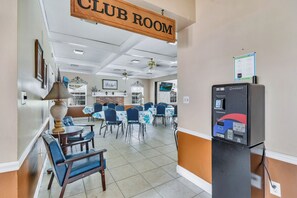 Dining - Golden Oasis in Clearwater, 3 Heated Pools, 13 Minutes from the Beach! 🏝️ (Clearwater)