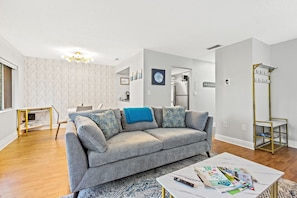 Smart TV - Golden Oasis in Clearwater, 3 Heated Pools, 13 Minutes from the Beach! 🏝️ (Clearwater)