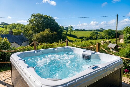 Dog-Friendly Cottage Sleeps 4 with Hot Tub & Sauna near Dartmouth