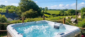Dog-Friendly Cottage Sleeps 4 with Hot Tub & Sauna near Dartmouth
