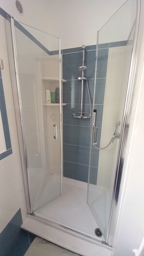 Bathtub, hair dryer, bidet, towels - Guest House Kalimera (Giardini Naxos)