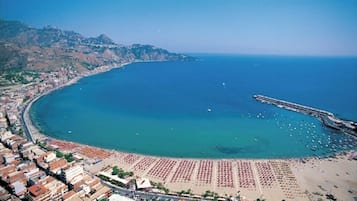 Una spiaggia nelle vicinanze