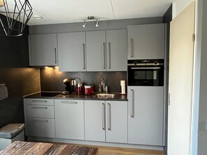 ثلاجة، ميكروويف، غسالة أطباق، ماكينة لصنع القهوة/الشاي