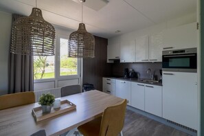 ثلاجة، ميكروويف، غسالة أطباق، ماكينة لصنع القهوة/الشاي