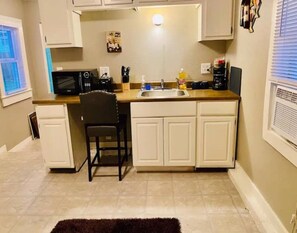 Réfrigérateur, grille-pain, serviettes en papier