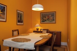 Dining - Newly renovated 1BR APT near charming Newhaven! (Edinburgh)