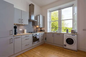 Coffee/tea maker, fridge, oven, stovetop - Newly renovated 1BDR APT near charming Newhaven (Edinburgh)