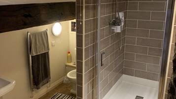 Ensemble douche/baignoire, serviettes fournies, savon, papier toilette