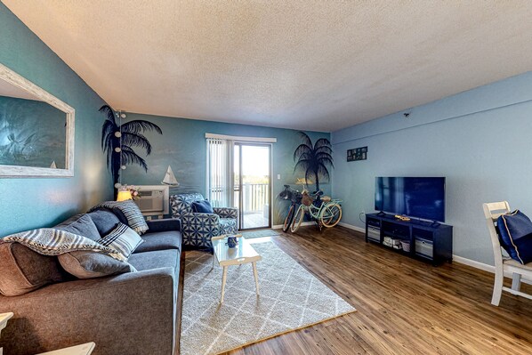 Een televisie, een dvd-speler, boeken en een filmbibliotheek