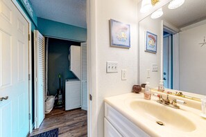 Een haardroger, handdoeken