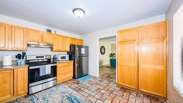 Een koelkast, een microgolfoven, een oven, een kookplaat