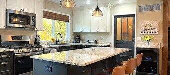 GlacierPark BaseCamp 4Bd/3ba 2 Kitchens 2 LvgRooms