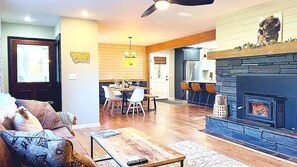 Smart-TV, Kamin, Arbeitsbereiche