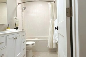 Ducha, bañera de hidromasaje, secador de pelo y toallas