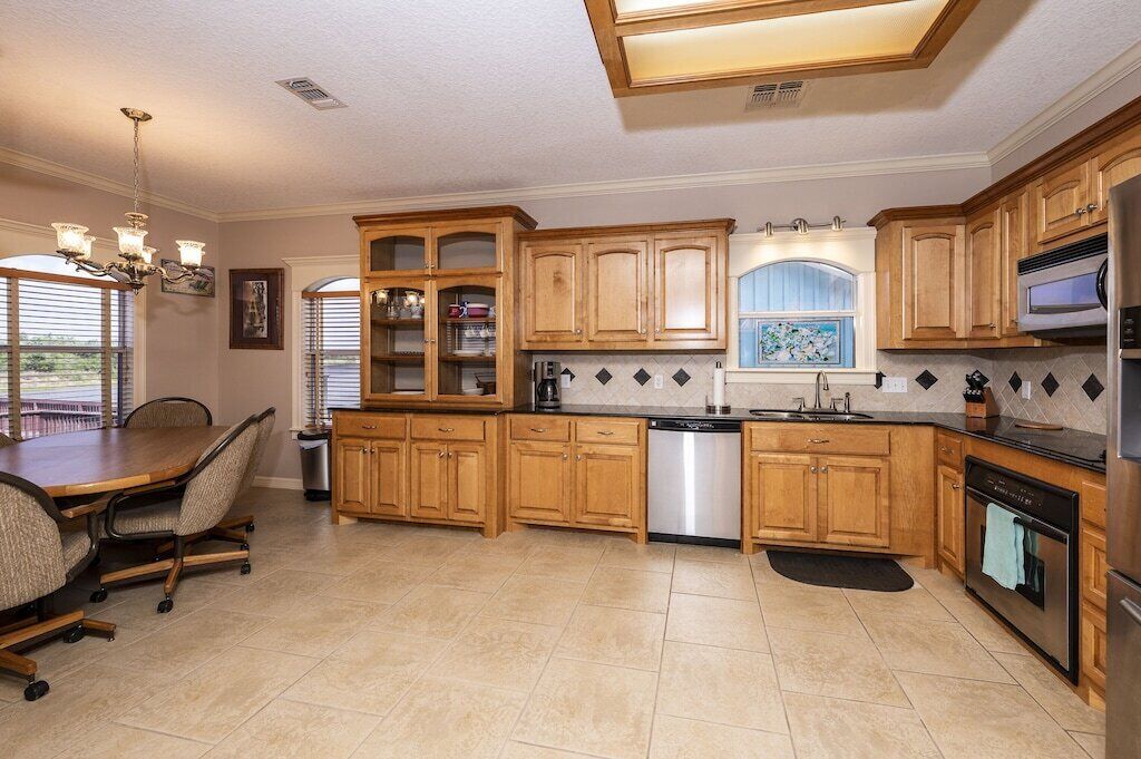 冰箱、微波炉、烤箱、炉灶