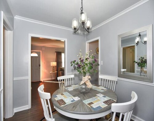 BLUE FLAMINGO 🦩 CHARMING HOME-Heart of Tulsa-By Cherry St-Expo-Fair Ground