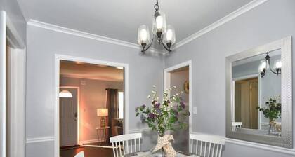 BLUE FLAMINGO 🦩 CHARMING HOME-Heart of Tulsa-By Cherry St-Expo-Fair Ground