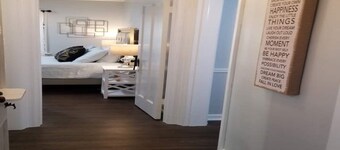 BLUE FLAMINGO 🦩 CHARMING HOME-Heart of Tulsa-By Cherry St-Expo-Fair Ground