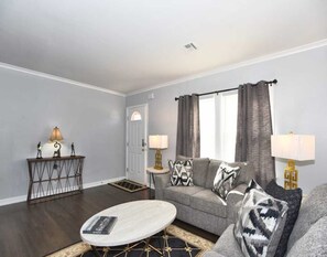 TV - BLUE FLAMINGO 🦩 CHARMING HOME-Heart of Tulsa-By Cherry St-Expo-Fair Ground (Tulsa)