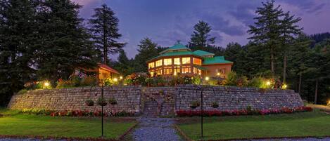 Fassade der Unterkunft – Abend/Nacht