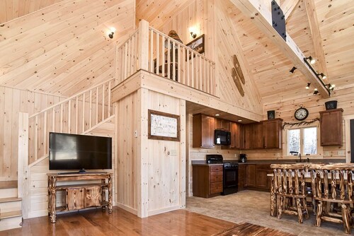 Stay on Kingdom Trails in a four bedroom cabin!