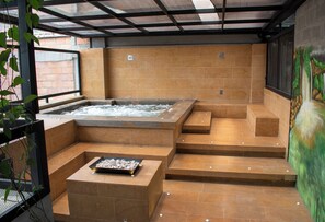 Bañera de hidromasaje al aire libre