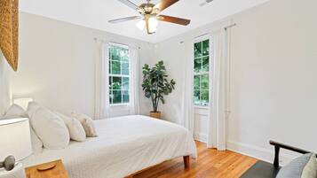 3 bedrooms, desk, iron/ironing board, travel crib