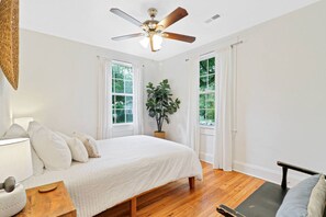 2 chambres, bureau, fer et planche à repasser, lit parapluie