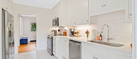 冷蔵庫、電子レンジ、オーブン、コンロ