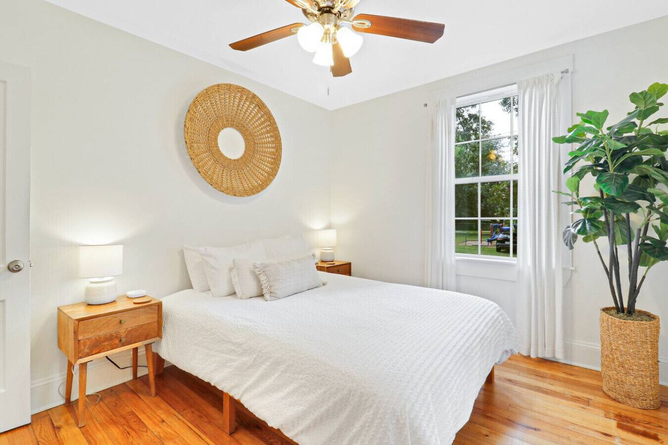 2 chambres, bureau, fer et planche à repasser, lit de bébé portatif