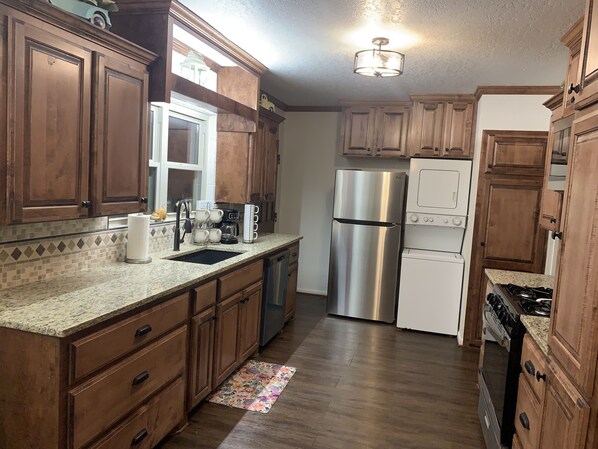 Fridge, microwave, oven, stovetop - Punkins Place LLC (Murfreesboro)